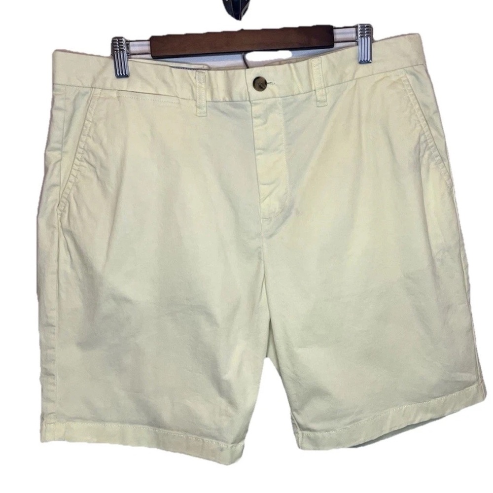 Tommy Hilfiger Men's Classic Fit Yellow Chino Shorts Size 36 Flat Front EUC Y2K